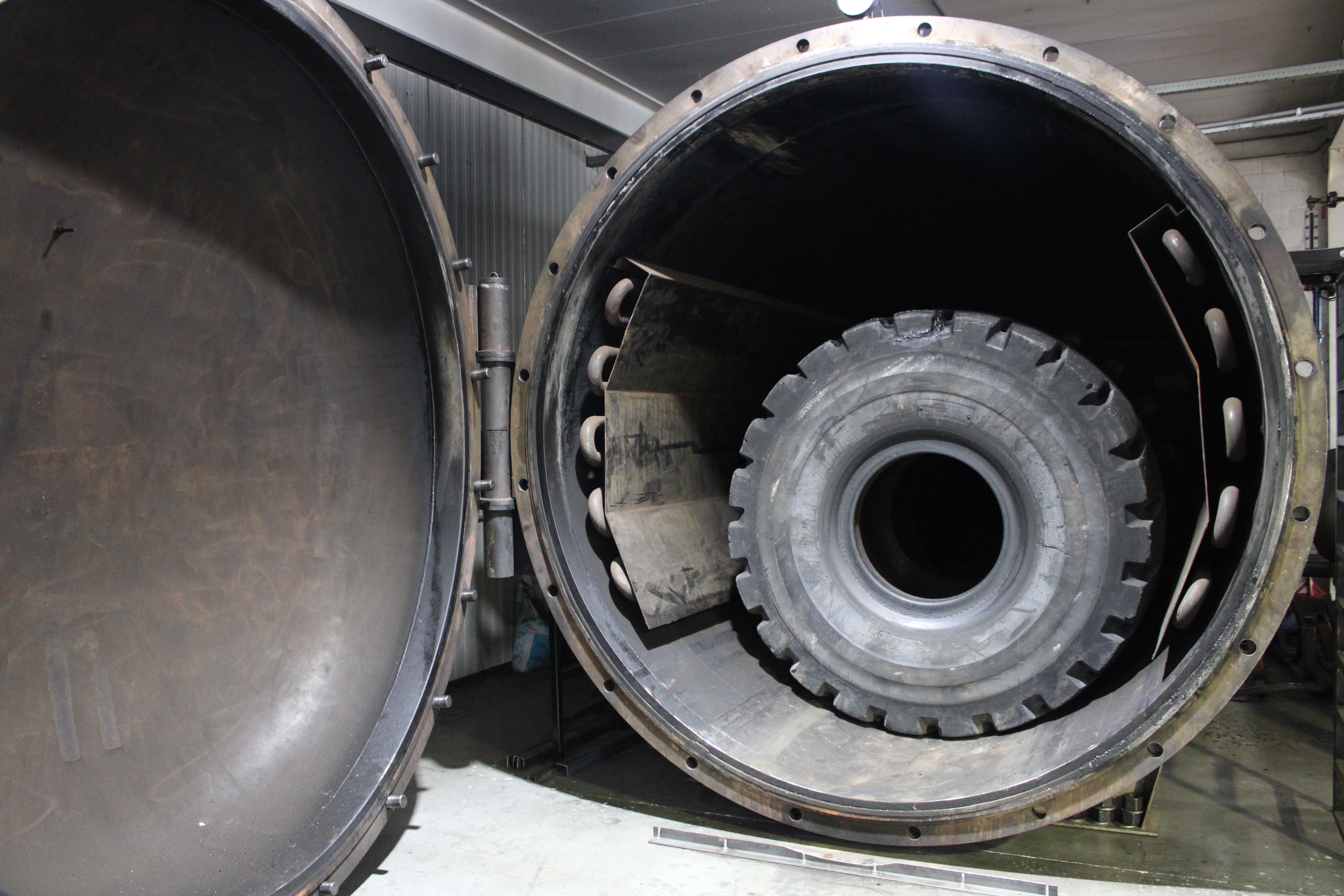 Tyre repair and vulcanising autoclaaf